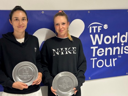 Damesenkelspel finaliste Louise Chirco (USA) en winnares Katharina Hobgarski (DE)