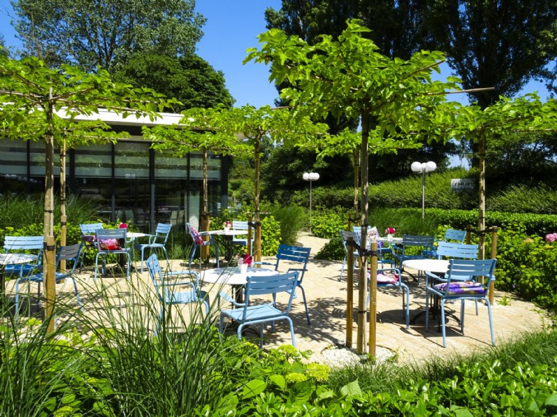 Aangrenzende tuin met terras vergaderruimte de Moerbei